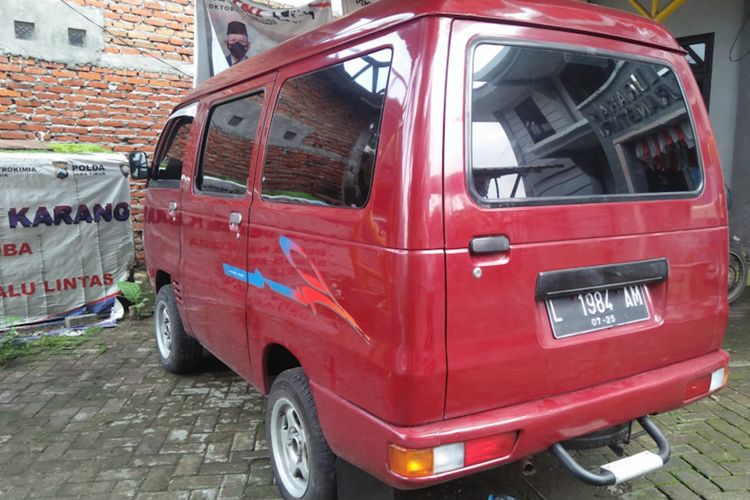 Mobil Suzuki Carry lansiran tahun 1995 milik Hasan, diparkir di halaman kantor Kelurahan Karangturi, Gresik, agar dapat dipergunakan warga yang membutuhkan sewaktu-waktu.
