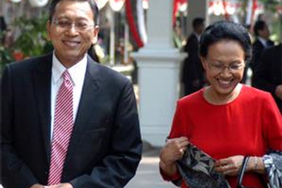 Pak Boediono dan Bu Herawati tersenyum malu saat tahu hendak di foto ketika sedang jalan menuju Istana Merdeka, 2008. 
