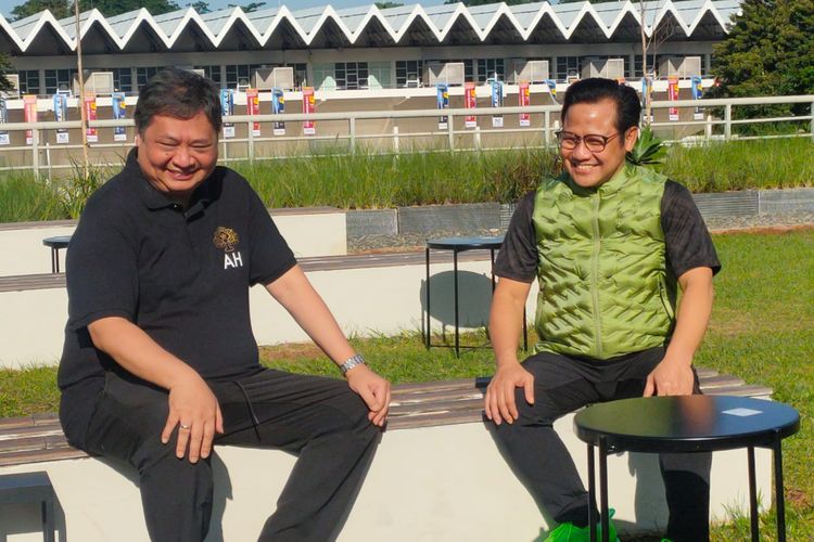 Ketua Umum Partai Golkar Airlangga Hartarto dan Ketua Umum Partai Kebangkitan Bangsa (PKB) Muhaimin Iskandar duduk bersama saat saling bertemu di Istora Senayan, Jakarta, Jumat (10/2/2023) pagi.