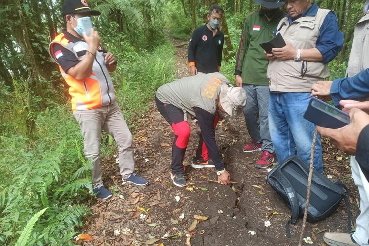 Retakan tanah ditemukan di Jalur pendakian Gunung Abang yang berada di Desa Abangsongan, Kecamatan Kintamani, Kabupaten Bangli 
