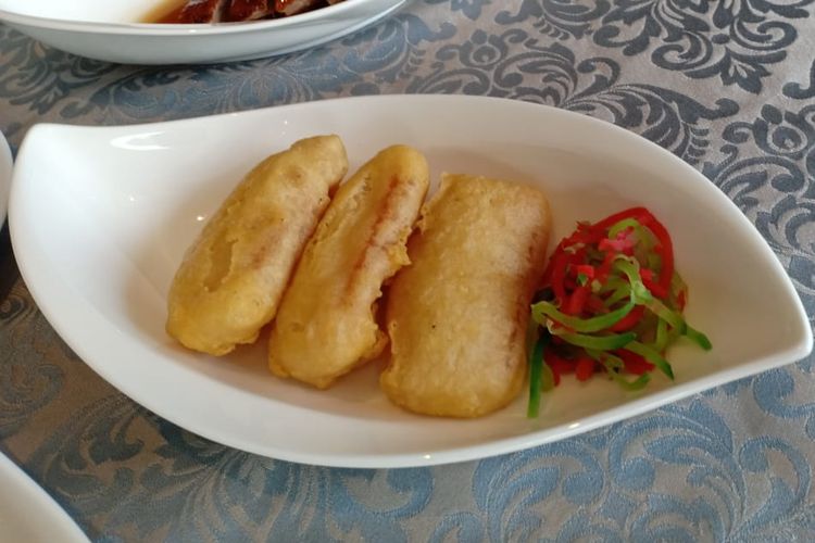 Kue keranjang goreng tepung menggunakan tepung tempura sehingga tepungnya tidak terlalu tebal dan tetap renyah