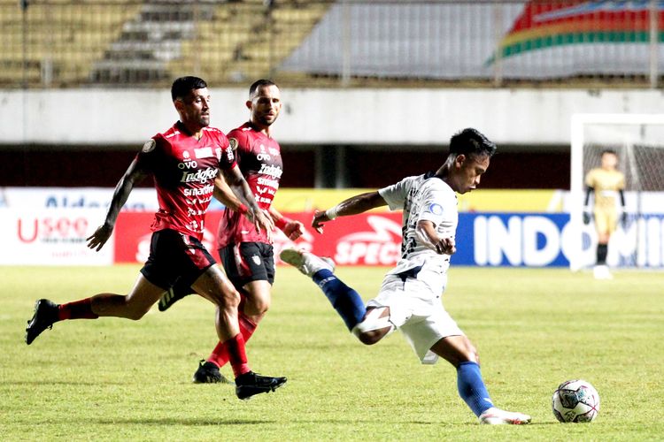 Pemain Bali United Stefano Lilipaly dan Ilija Spasojevic mengejar pemain PSIS Semarang pada pertandingan pekan 10 Liga 1 2021-2022 yang berakhir dengan skor 0-0 di Stadion Maguwoharjo Sleman, Minggu (31/10/2021) malam.