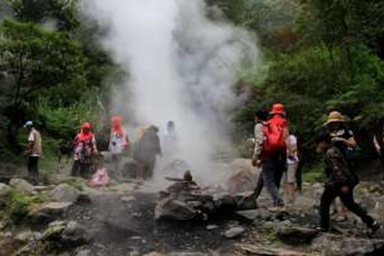 Wisatawan berkumpul di Kawah Hujan yang termasuk di area Taman Wisata Alam Kawah Kamojang, Desa Laksana, Kecamatan Ibun, Kabupaten Bandung, Jawa Barat, Jumat (30/9/2016). Di Kawah Hujan, wisatawan bisa menikmati pancaran uap layaknya sauna.