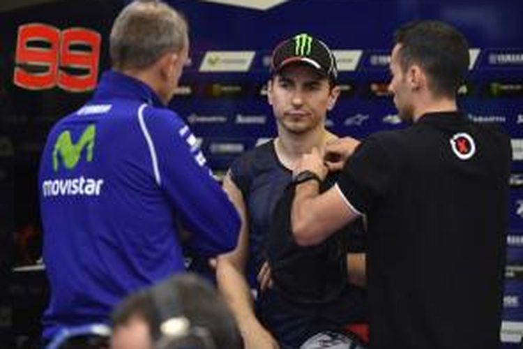 Pebalap Movistar Yamaha asal Spanyol, Jorge Lorenzo (tengah), berdiskusi dengan dengan tim di paddock sambil menunggu sesi kualifikasi GP Jepang di Sirkuit Twin Ring Motegi, Sabtu (10/10/2015).