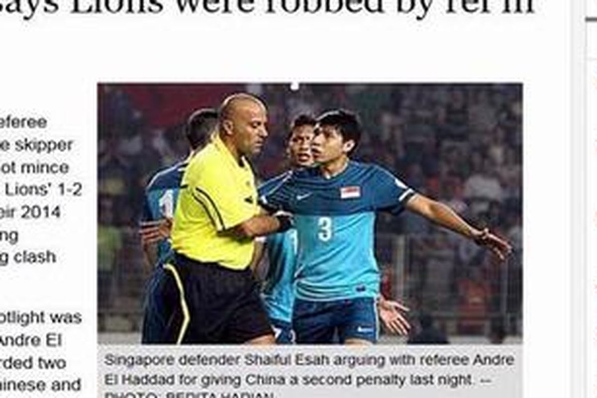 Wasit Andre El Haddad diprotes oleh pemain Singapura dalam laga persahabatan Singapura melawan Cina, September lalu, seperti diberitakan oleh Straits Times Singapore.