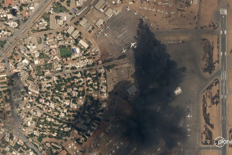 Foto SkySat udara yang diambil dan dirilis pada 16 April 2023 oleh Planet Labs PBC ini menunjukkan pemandangan beberapa pesawat yang rusak di Bandara Internasional Khartoum, Sudan. Kekerasan meletus pada awal 15 April setelah berminggu-minggu ketegangan yang semakin dalam antara panglima militer Abdel Fattah al-Burhan dan wakilnya, Mohamed Hamdan Daglo, komandan Pasukan Dukungan Cepat (RSF) paramiliter yang bersenjata lengkap, dengan masing-masing menuduh satu sama lain memulai serangan bertarung.