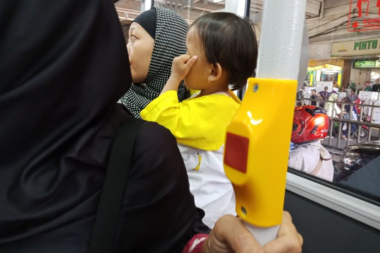 tombol darurat atau tombol stop di armada bus Transjakarta Tanah Abang Explorer untuk berwisata belanja, Rabu (11/4/2018).