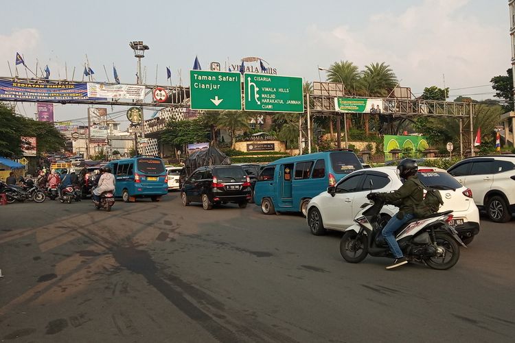 Kondisi lalu lintas di kawasan Puncak Bogor, Jawa Barat, padat sejak libur panjang 1 Muharram 1422 H. 