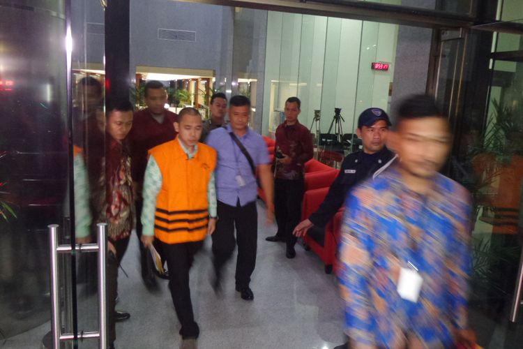 Anggota DPRD Jawa Timur, M Kabil Mubarok, mengenakan rompi tahanan KPK seusai ditetapkan sebagai tersangka, Jumat (28/7/2017).