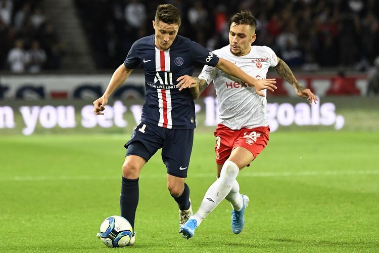 Gelandang Paris Saint-Germain asal Spanyol, Ander Herrera (kiri) bersaing dengan penyerang Yunani Reims Anastasios Donis selama pertandingan sepak bola L1 Prancis antara Paris Saint-Germain dan Stade de Reims di stadion Parc des Princes di Paris pada 25 September 2019