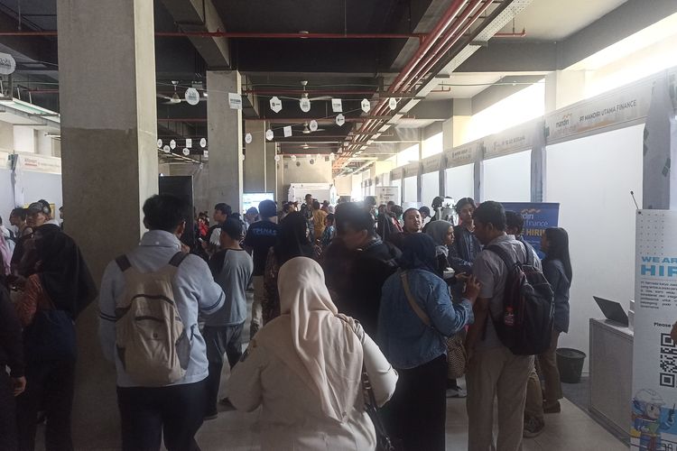 Para pencari kerja memadati Job Fair & Upskilling di Taman Ismail Marzuki, Senin (3/11/2025).