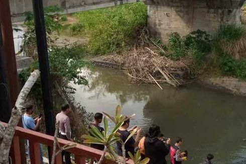 Rombongan Anak Sekolah Temukan Mayat Mengapung di Bawah Jembatan, Ada Tato di Dada Kirinya