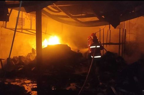 Kebakaran Hebat Gudang Busa di Cirebon, Pasutri Pemilik Usaha 