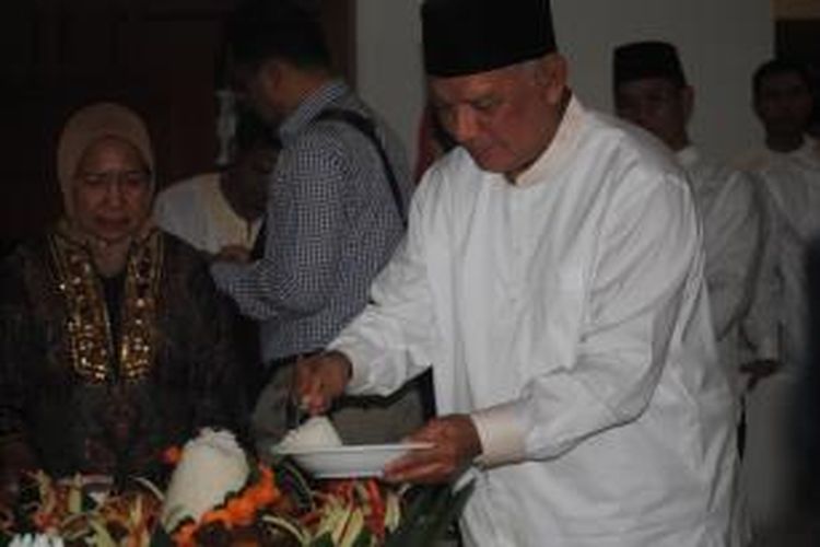 Awang Faroek Ishak, memotong tumpeng di perayaan ulang tahun dengan didampingi istri
