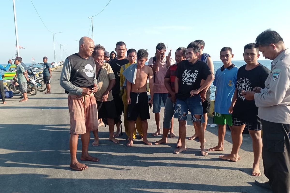 14 penumpang KM Fajar Nusantara saat tiba di Pelabuhan Panarukan Situbondo, Rabu (22/6/2022). 