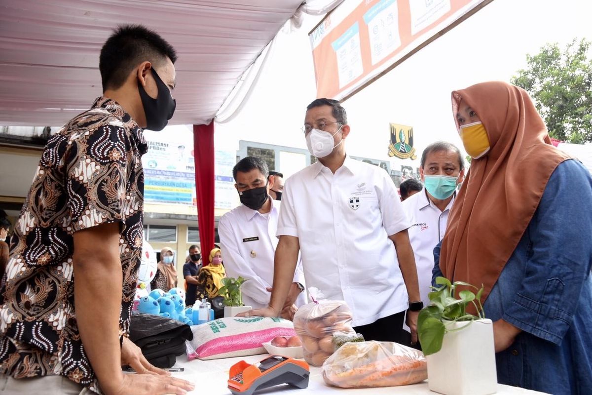 Menteri Sosial Juliari P. Batubara menyaksikan dan mengecek langsung distribusi Bantuan Sosial Tunai (BST) di Kecamatan Cicurug, Kabupaten Sukabumi (9/7/2020). Mensos menyatakan, bansos seperti BST memiliki efek langsung dalam menggerakkan roda perekonomian. 