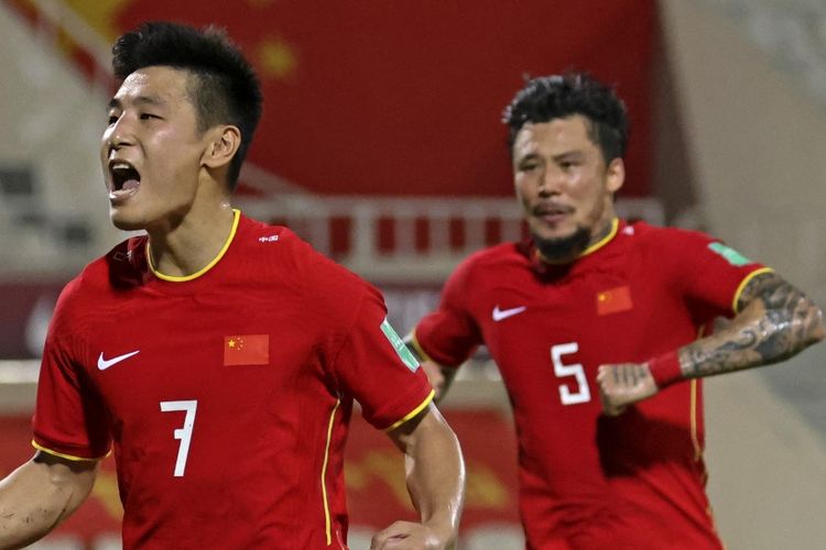 Wu Lei dan Zhang Linpeng saat merayakan gol timnas China ke gawang Filipina pada laga lanjutan Kualifikasi Piala Dunia 2022 Zona Asia, 7 Juni 2021.