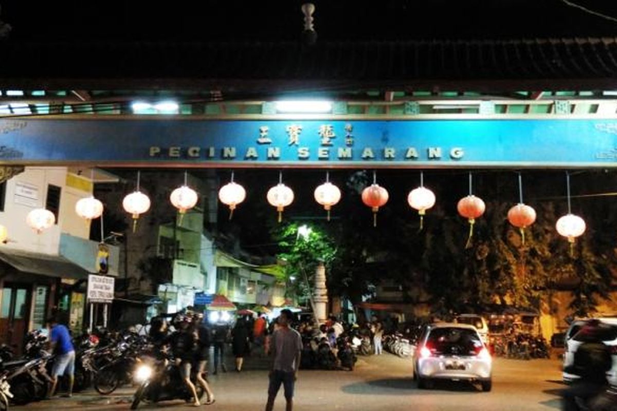 Suasana budaya Tionghoa dan Jawa terasa ketika memasuki gerbangnya. Lampion-lampion merah bergantungan di depan.