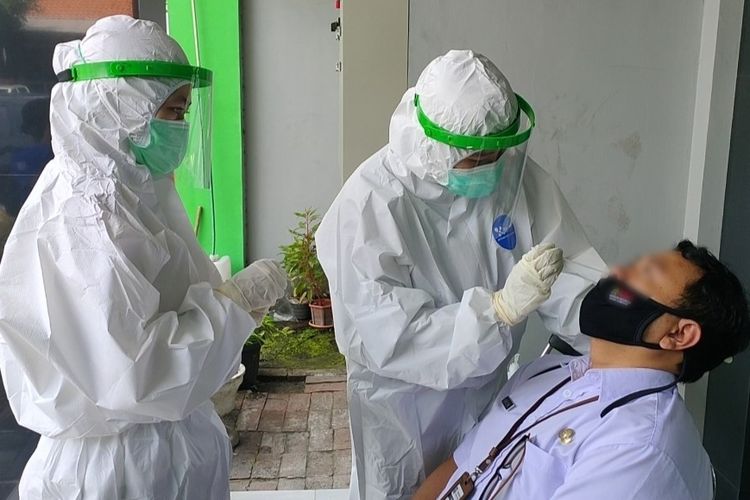 Petugas medis melakukan tes swab kepada seorang ASN Pemkot Tegal di Kantor Dinas Kesehatan Kota Tegal, Rabu (5/8/2020)