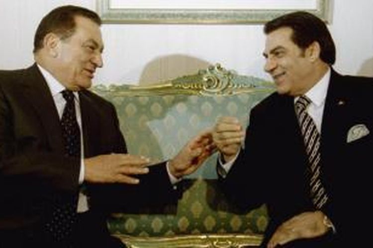 Husni Mubarak (kiri) dan rekannya dari Tunisia, Zine Abedine ben Ali sama-sama kehilangan kekuasaannya setelah rakyat mereka melawan dan menginginkan perubahan.