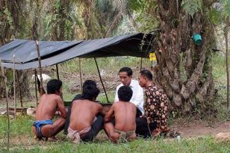 Presiden Joko Widodo berbincang dengan tokoh suku Anak Dalam di Kecamatan Air Hitam, Kabupaten Sarolangun, Provinsi Jambi, Jumat (30/10/2015). Dalam pertemuan itu, Presiden menawarkan untuk merelokasi ke rumah yang layak. Jokowi merupakan presiden pertama yang mengunjungi suku Anak Dalam di Jambi.