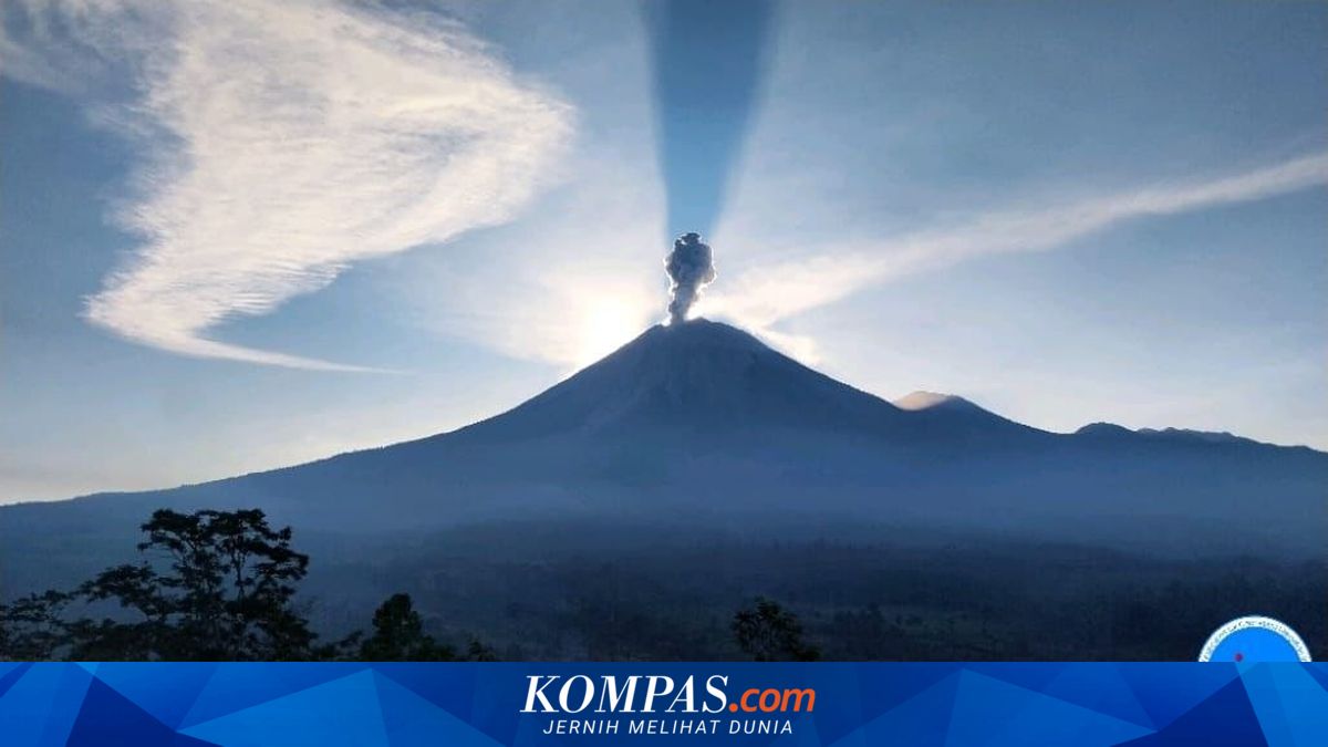 Gunung Semeru Letuskan Asap Tebal Setinggi 1.200 Meter, Terdengar Suara Dentuman