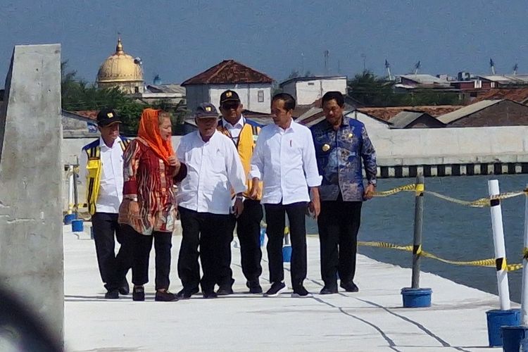 Presiden Joko Widodo meninjau tanggul rob sepanjang 3,6 kilometer di Tambaklorok, Kota Semarang, Jawa Tengah, Senin (17/6/2024).