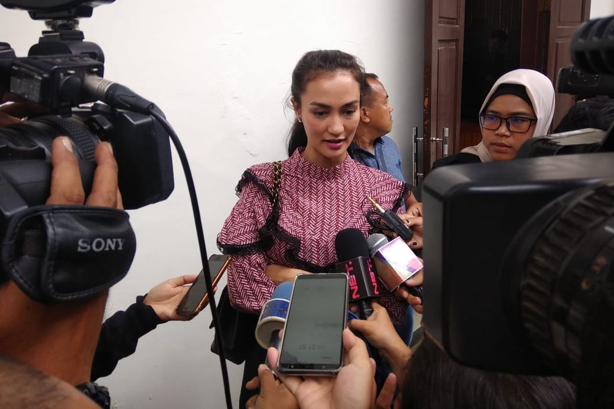 Atiqah Hasiholan memberikan keterangan kepada wartaaan usai sidang di Pengadilan Negeri Jakarta Selatan, Selasa (19/3/2019).