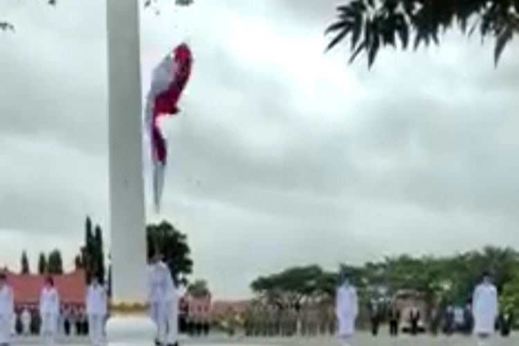 Bendera merah putih jatuh saat anggota Paskibraka mengikat tali di tiang bendera pada upacara HUT RI ke 76 di kantor bupati Konawe Utara