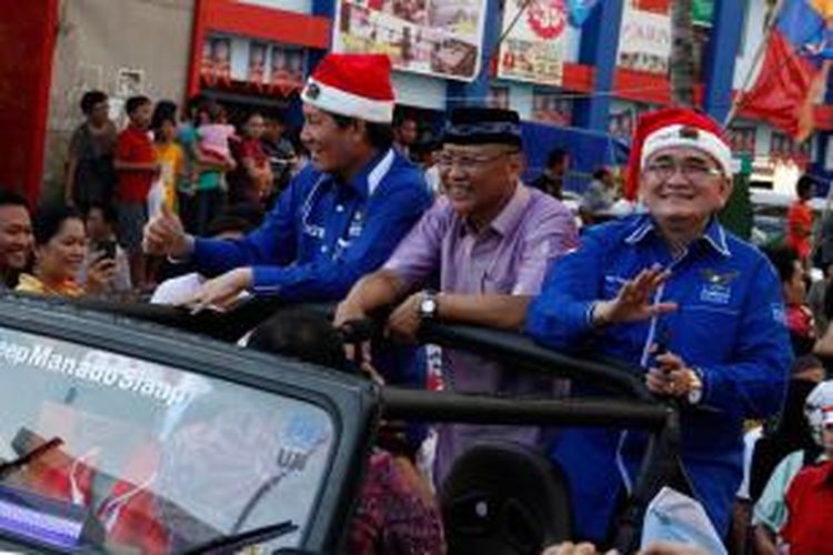 Salah satu peserta konvensi Partai Demokrat Pramono Edhi bersama Ruhut Sitompul sedang berkonvosi dalam Parada Santa di Manado.