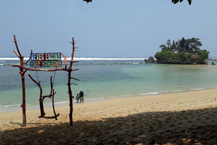 Pantai Balekambang, Kecamatan Bantur, Kabupaten Malang salah satu destinasi wisata di Kabupaten Malang yang mengalami kenaikan jumlah pengunjung pada lebaran Idulfitri 2022 lalu.