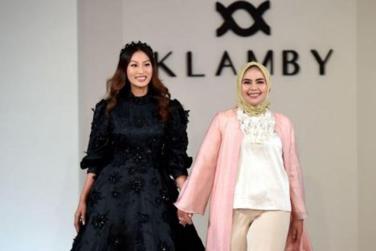Model ternama Patricia Gouw dan Founder Wearing Klamby Nadine Gaus di acara London Fashion Week 2022.