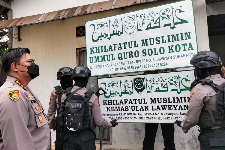 Kantor Khilafatul Muslimin yang dipimpin oleh Abdul Qadir Hasan Baraja di Kota Solo, Jawa Tengah, didatangi kepolisian resort kota (Polresta) Solo untuk melakukan pencopotan plang nama.