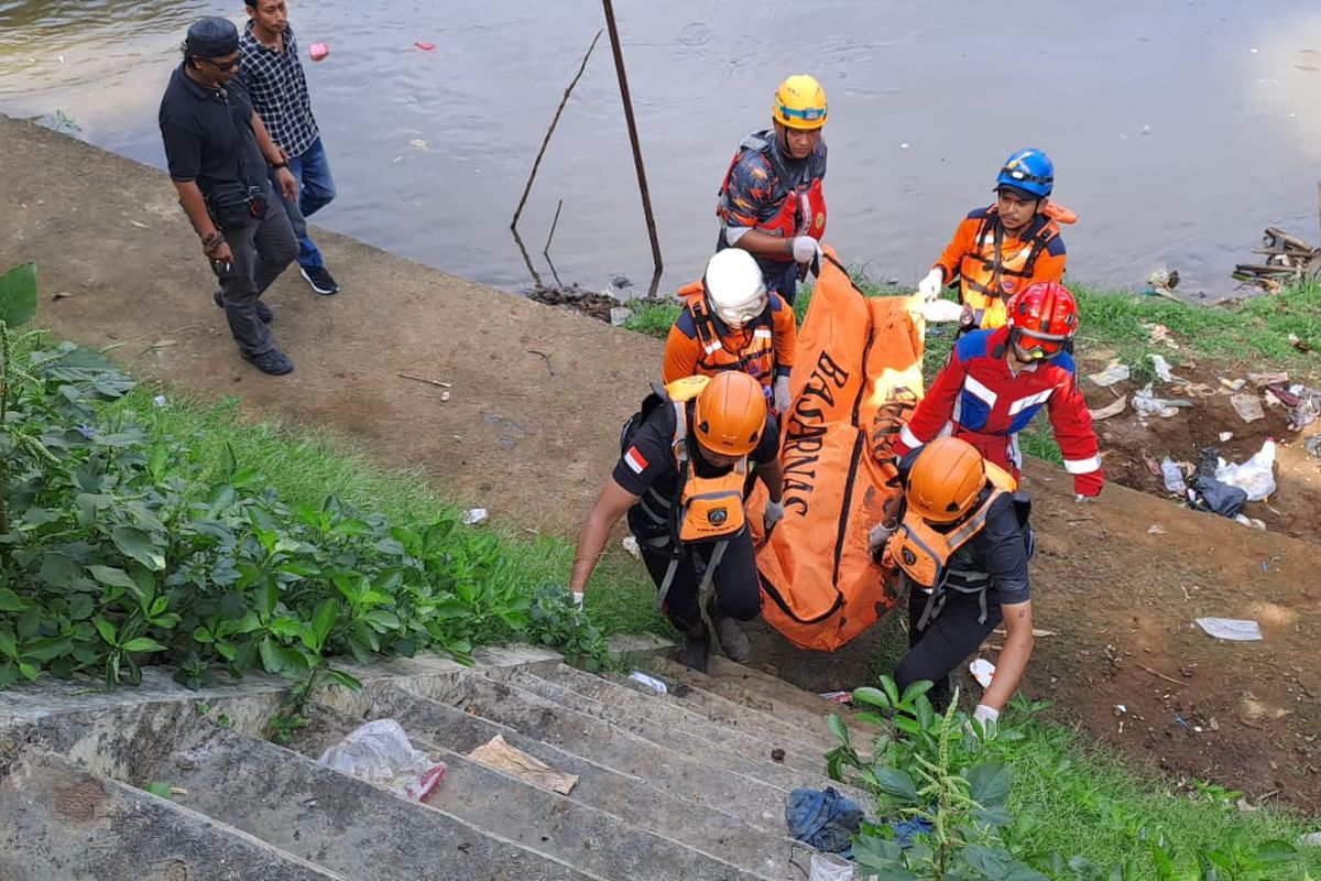 Seorang pemancing bernama Salim Kaihan (70) ditemukan dalam kondisi meninggal oleh Tim SAR Gabungan pada Minggu (5/2/2023) pagi.