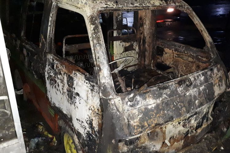 Sebuah mobil terbakar tanpa sebab yang jelas di pingir jalan raya Semarang - Grobogan tepatnya di halaman parkir Mini Market lestari Jaya, Desa Tegowanu Wetan, Kabupaten Grobogan, Jawa Tengah, Rabu (6/2/2018) dinihari?.