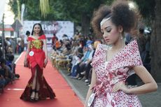 Puluhan Model Peragakan Busana Batik di Jalanan Banyuwangi