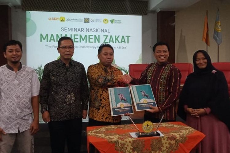 Perwakilan direksi Dompet Dhuafa dan Universitas Jendral Soedirman berfoto bersama dalam seminar nasional Manajemen Zakat.