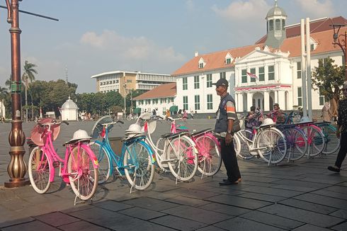Naik Sepeda Ontel di Kota Tua Jakarta, Bayar Pakai Uang Non-Tunai