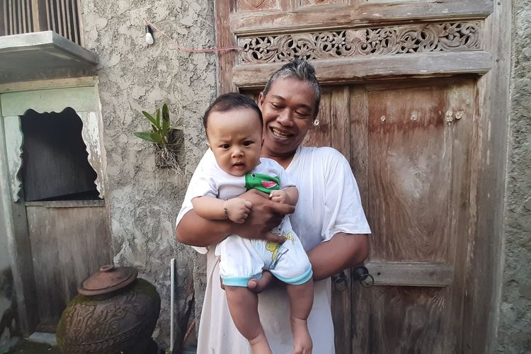 'Alhamdulillah Rejeki Hari Ini' Bayi Berusia 5 Bulan bersama orangtuanya di rumahnya di Kecamatan Kasihan, Bantul, Rabu (5/2/2020)