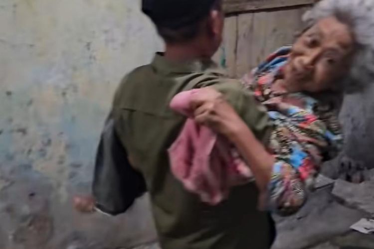 Tangkapan layar saat proses pemindahan lansia asal Surabaya, Siti Fatimah yang dititipkan keempat anaknya ke Griya Lansia Husnul Khatimah, Malang.