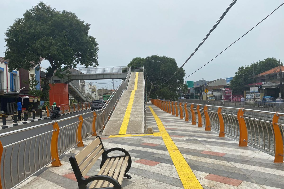 Jembatan Penyeberangan Orang (JPO) di Taman Secawan Depok, Pancoran Mas, yang saat ini aksesnya ditutup semipermanen oleh Dinas PUPR.