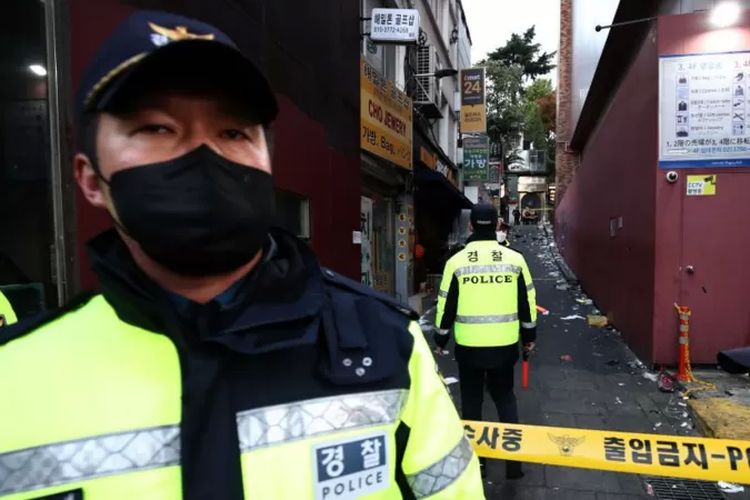 Sejumlah polisi berjaga di depan ruas jalan sempit di kawasan Itaewon, Seoul, beberapa jam setelah tragedi itu.