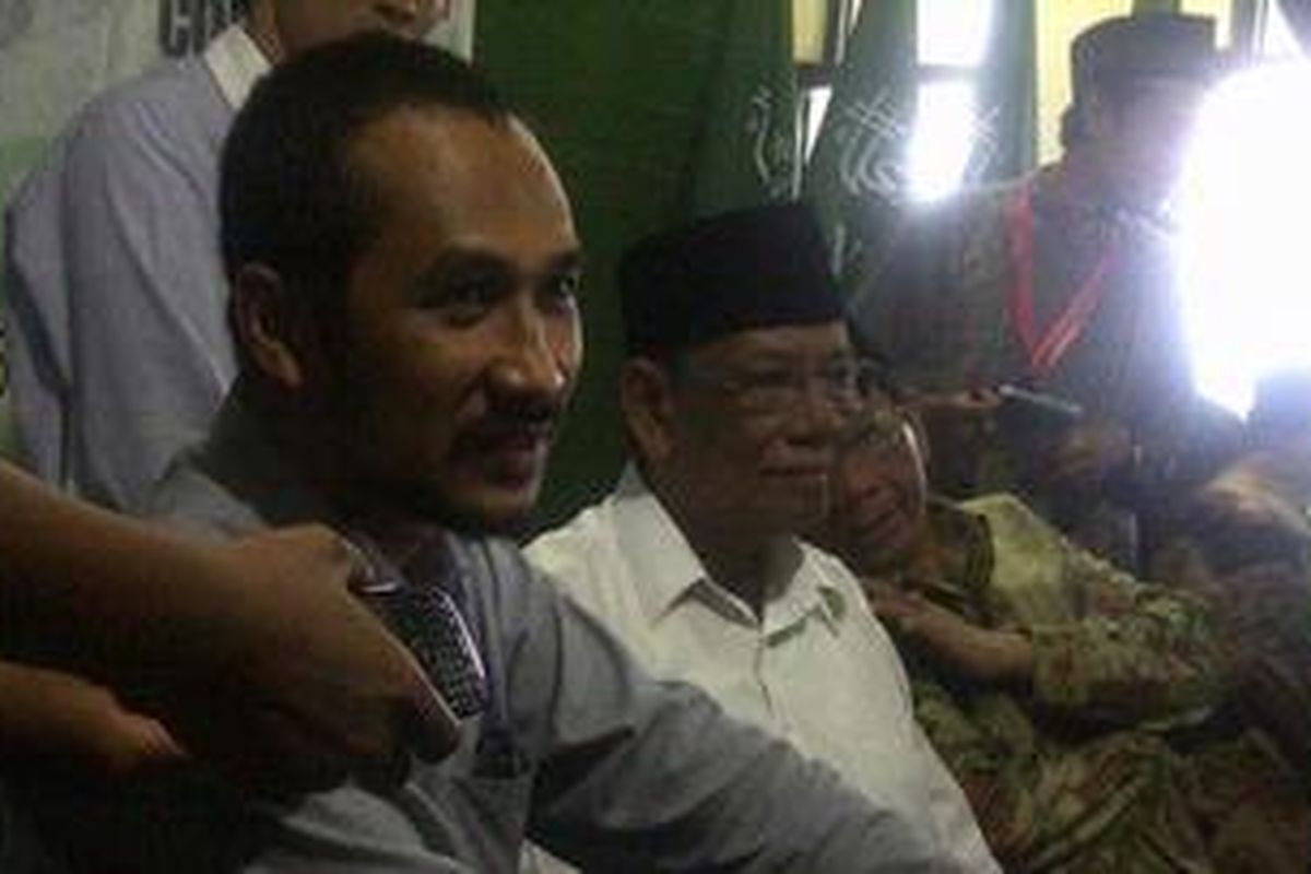 Ketua KPK Abraham Samad bersama Mantan Ketua PBNU Kiai Haji Hasyim Muzadi dan Ketua MK Mahfud MD usai mengisi acara di Kantor PWNU Jawa Tengah di Semarang, Sabtu (6/10/2012) 