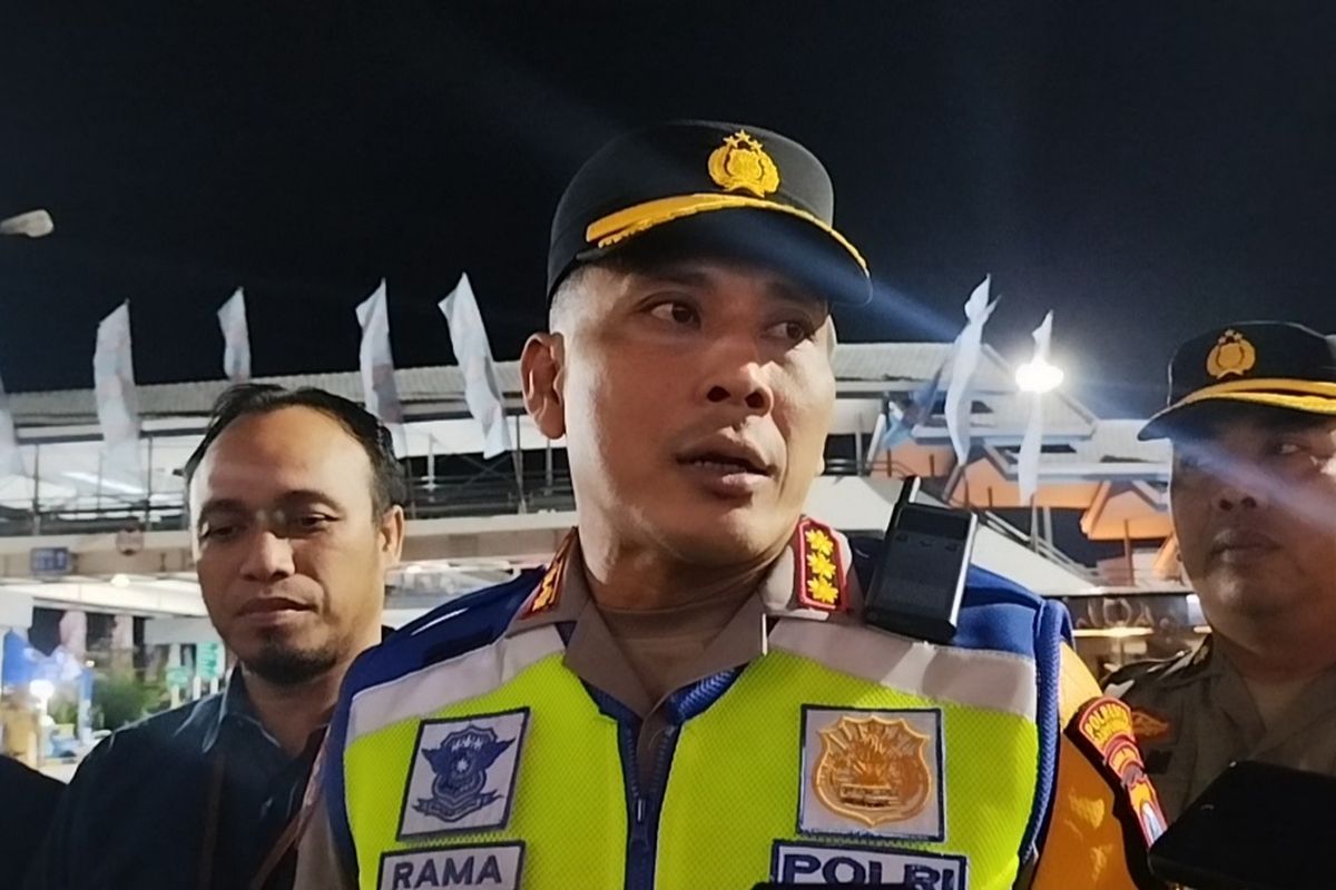 Kapolresta Banyuwangi, Kombes Pol Rama Samtama Putra saat meninjau Pelabuhan Ketapang Banyuwangi, Kamis (3/4/2025) 