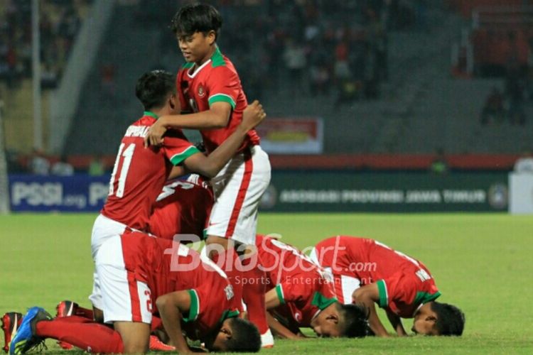 Pemain timnas U-16 Indonesia melakukan selebrasi gol pada laga melawan Filipina pada Piala AFF U-16, minggu (29/7/2018).