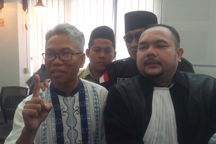 Buni Yani dan kuasa hukumnya Aldwin Rahadian.