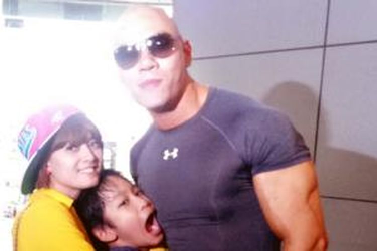 Chika Jessica dan Deddy Corbuzier menunjukkan keakraban di depan studio ANTV, Epicentrum, Jakarta Selatan, Rabu (22/7/2015) malam.