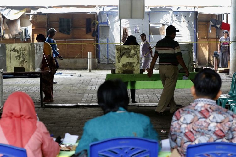 Suasana saat warga melakukan pencoblosan di TPS 20 dan 21 di kolong jembatan kawasan Penjaringan, Jakarta, Rabu, (19/4/2017). Pasangan calon gubernur-wakil gubernur DKI Jakarta, Anies Baswedan- Sandiaga Uno berdasarkan hasil quick count dari berbagai lembaga survei unggul dibanding pasangan calon Basuki Tjahaja Purnama- Djarot Saiful Hidayat.