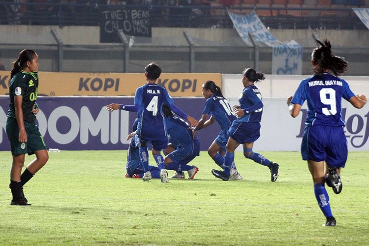 Tim Persib Putri merayakan gol ke gawang Tira-Persikabo Kartini, saat kedua tim bertemu dalam final leg pertama Liga 1 Putri 2019, di Stadion Si Jalak Harupat, Minggu (22/12). 
