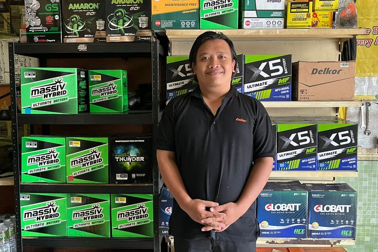 Rahmat Tirta, pemilik toko spesialis aki Bagus Battery di Cilodong, Depok.